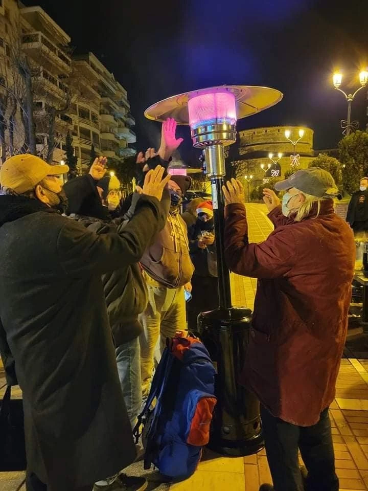 Άστεγοι στη δράση της Εθελοντικής Διακονίας Αστέγων για τα Χριστούγεννα