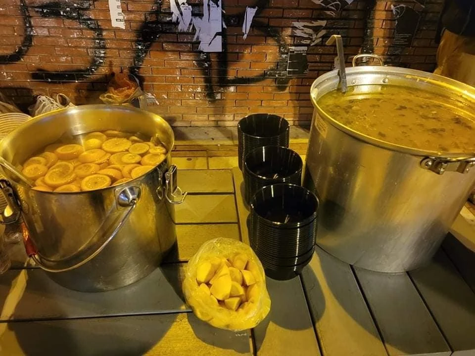 Σκεύη με τα γεύματα της Εθελοντικής Διακονίας Αστέγων για τα Χριστούγεννα