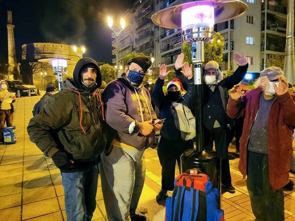 Άστεγοι στη δράση της Εθελοντικής Διακονίας Αστέγων για τα Χριστούγεννα