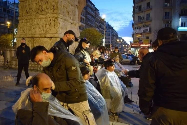 Η Εθελοντική Διακονία Αστέγων κουρεύει τους άστεγους