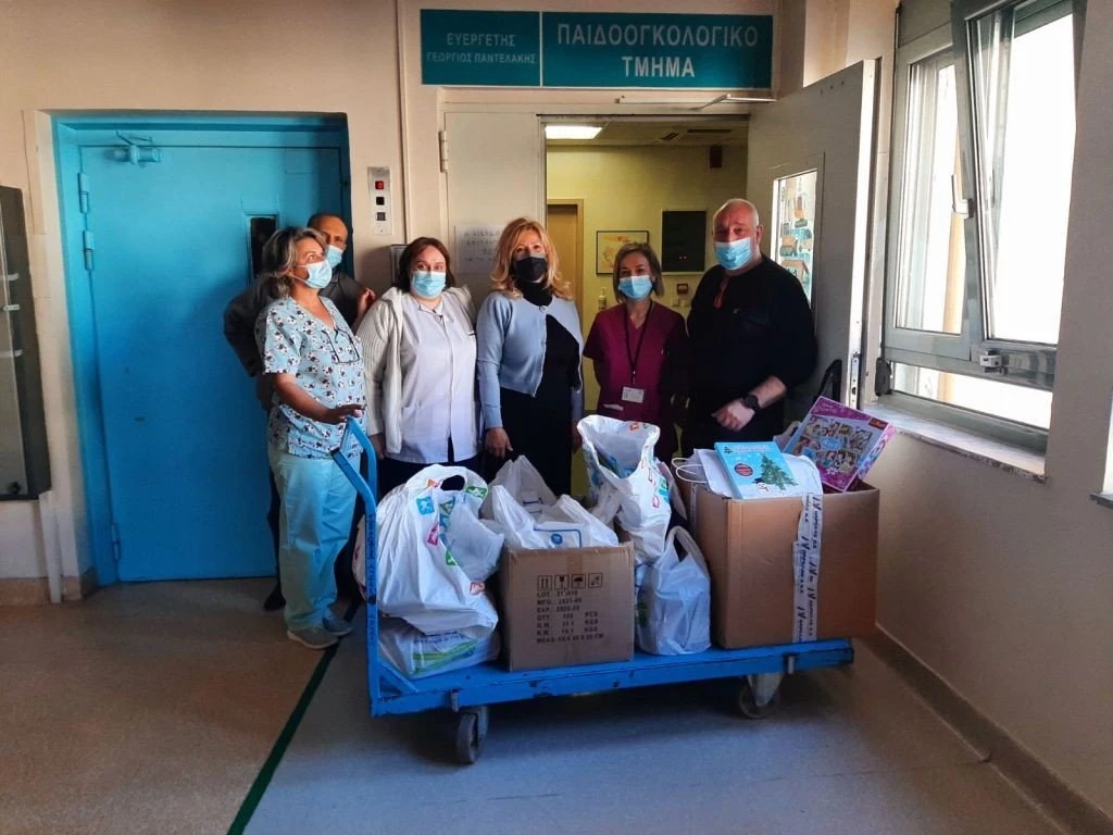 Στη μέση η κ. Ελευθεριάδου κατά τη φετινή παράδοση δώρων και τροφίμων για τα Χριστούγεννα