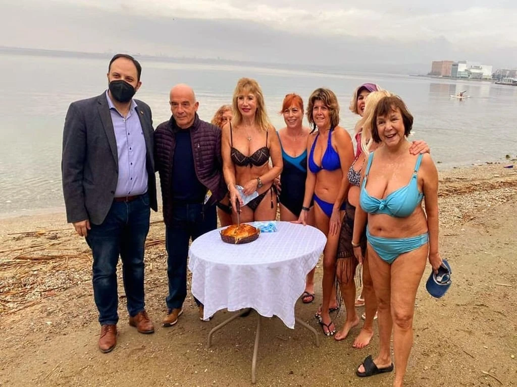 Φωτογραφία των κατοίκων από την κοπή βασιλόπιτας φέτος στην ακτή Ντωβίλ, παρουσία του δημάρχου