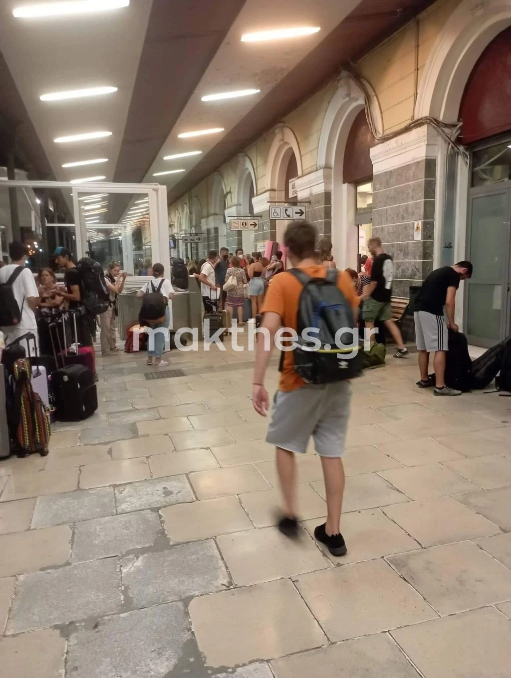 stathmos-larisis.jpg