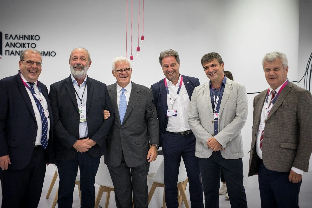 Από αριστερά προς δεξιά: ο Αντιπρόεδρος Ακαδημαϊκών Υποθέσεων και Φοιτητικής Μέριμνας, Καθηγητής Ευστάθιος Ευσταθόπουλος, ο Πρύτανης του Πανεπιστημίου Θεσσαλίας, Καθηγητής Ζήσης Μαμούρης, ο Γενικός Γραμματέας Ανώτατης Εκπαίδευσης ΥΠΑΙΘ, Καθηγητής Οδυσσέας-Ιωάννης Ζώρας, ο Αντιπρόεδρος Έρευνας και Δια Βίου Εκπαίδευσης, Καθηγητής Κωνσταντίνος Καραμάνης, ο Κοσμήτορας της Σχολής Ανθρωπιστικών Επιστημών, Καθηγητής Εμμανουήλ Κουτούζης και ο Κοσμήτορας της Σχολής Θετικών Επιστημών και Τεχνολογίας, Καθηγητής Ιωάννης Καλαβρουζιώτης Από αριστερά προς δεξιά: ο Αντιπρόεδρος Ακαδημαϊκών Υποθέσεων και Φοιτητικής Μέριμνας, Καθηγητής Ευστάθιος Ευσταθόπουλος, ο Πρύτανης του Πανεπιστημίου Θεσσαλίας, Καθηγητής Ζήσης Μαμούρης, ο Γενικός Γραμματέας Ανώτατης Εκπαίδευσης ΥΠΑΙΘ, Καθηγητής Οδυσσέας-Ιωάννης Ζώρας, ο Αντιπρόεδρος Έρευνας και Δια Βίου Εκπαίδευσης, Καθηγητής Κωνσταντίνος Καραμάνης, ο Κοσμήτορας της Σχολής Ανθρωπιστικών Επιστημών, Καθηγητής Εμμανουήλ Κουτούζης και ο Κοσμήτορας της Σχολής Θετικών Επιστημών και Τεχνολογίας, Καθηγητής Ιωάννης Καλαβρουζιώτης