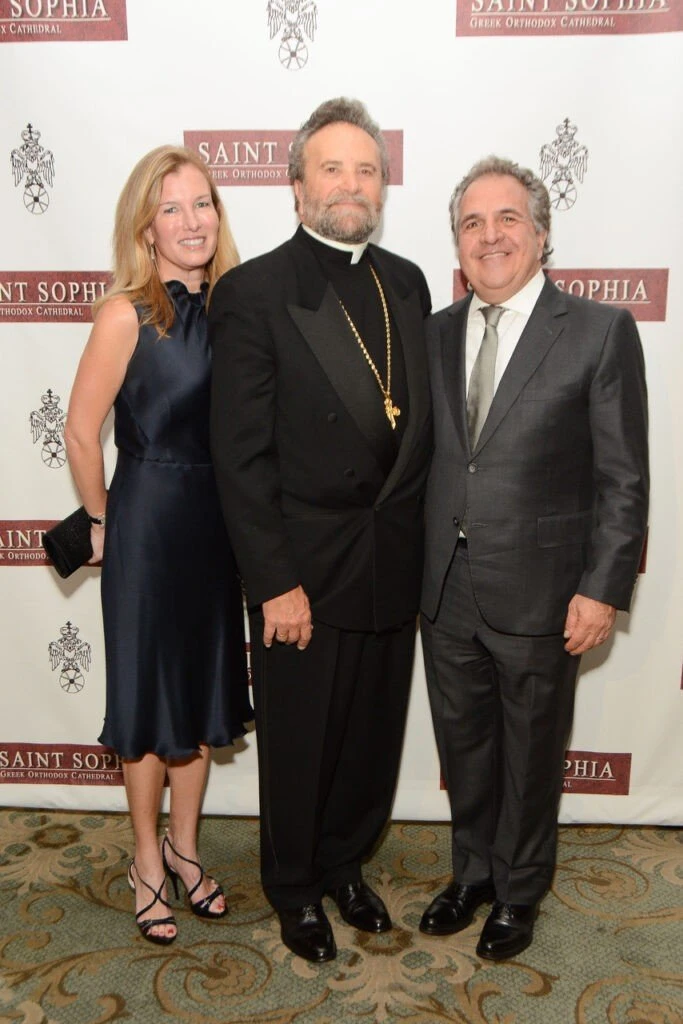 Ο π. Ιωάννης με το ζεύγος Άννα και Τζιμ Γιαννόπουλου, με τους οποίους επίσης είχε αναπτύξει θερμές σχέσεις. Φωτογραφία: Allen Altchech Photography