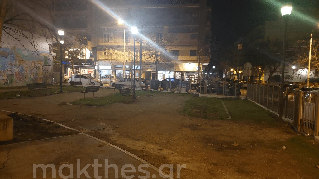 Η παιδική χαρά στη συμβολή των οδών Χειμάρρας και Μπότσαρη μετά την αναβάθμιση