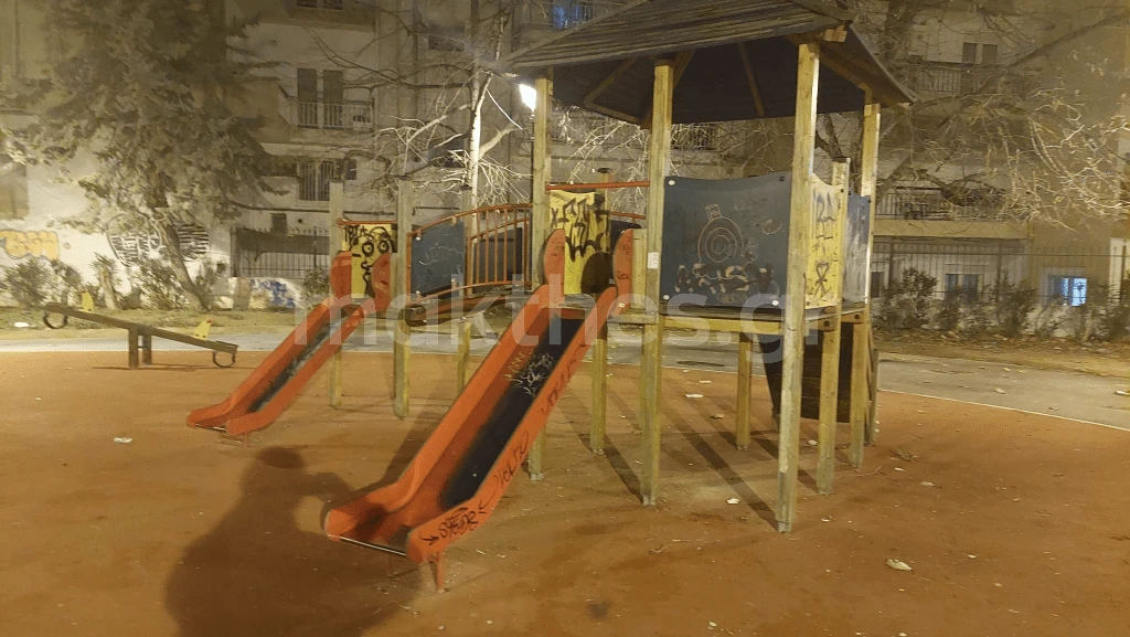 Η παιδική χαρά στη συμβολή των οδών Χειμάρρας και Μπότσαρη μετά την αναβάθμιση