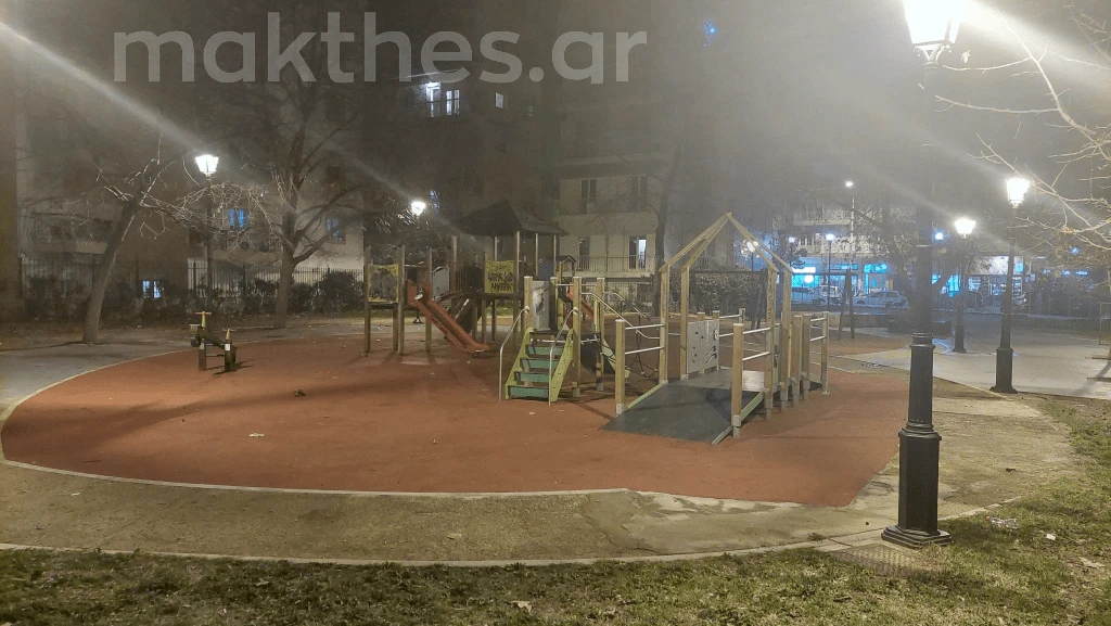 Η παιδική χαρά στη συμβολή των οδών Χειμάρρας και Μπότσαρη μετά την αναβάθμιση