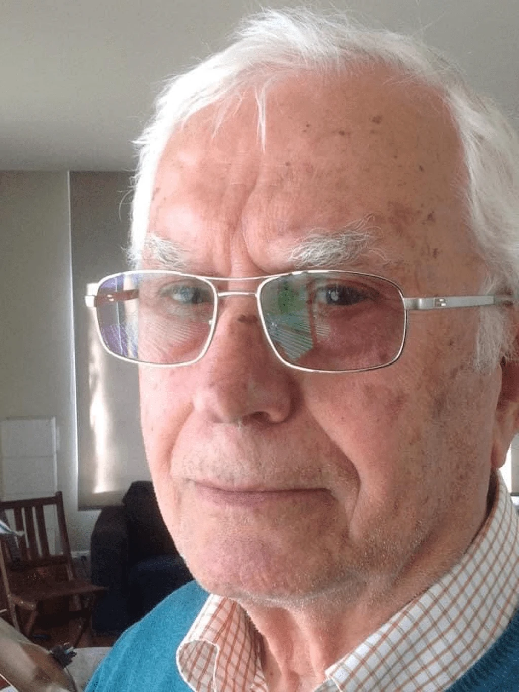 Σε προχωρημένη ηλικία, στη φύση όπου είχε καταφύγει, σε ένα κτήμα στην ανατολική Αττική, μαζί με την οικογένειά του, καλλιεργώντας , αναπολώντας, μοιράζοντας την αγάπη και τη Σοφία του για την ζωή.