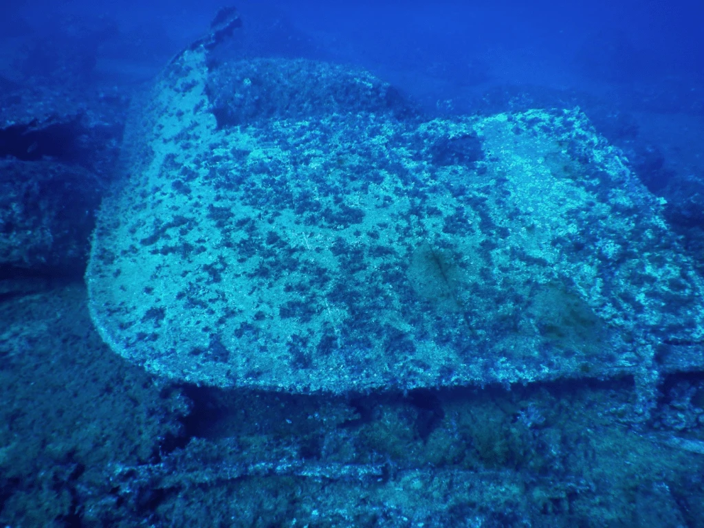 Η αριστερή πλευρά της πλώρης του ναυαγίου του PENTCHO.