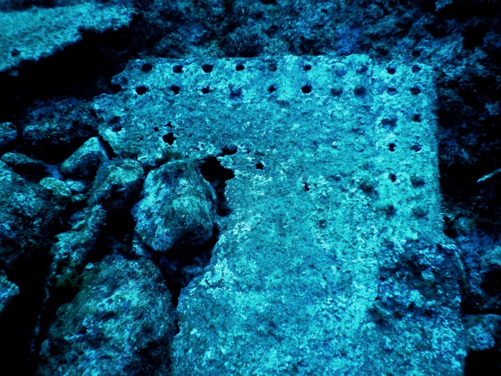 Οι καρφωτές λαμαρίνες ανάμεσα στα συντρίμμια σε ταξιδεύουν σε μια άλλη εποχή ιδιαίτερης ναυπηγικής τέχνης που άλλαξε στο πέρασμα του χρόνου...