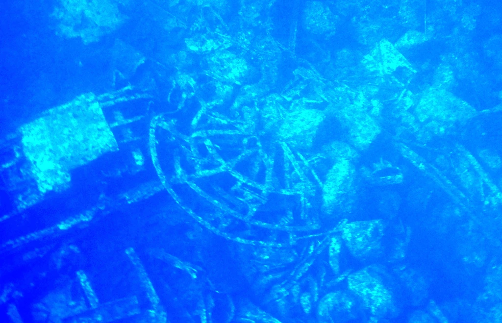 Ανάμεσα στα ξεχασμένα συντρίμμια ξεχωρίζουν οι τροχοί