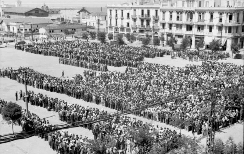 Εβραίοι στην Πλατεία Ελευθερίας το 1942 λίγο πριν το ταξίδι προς τον θάνατο