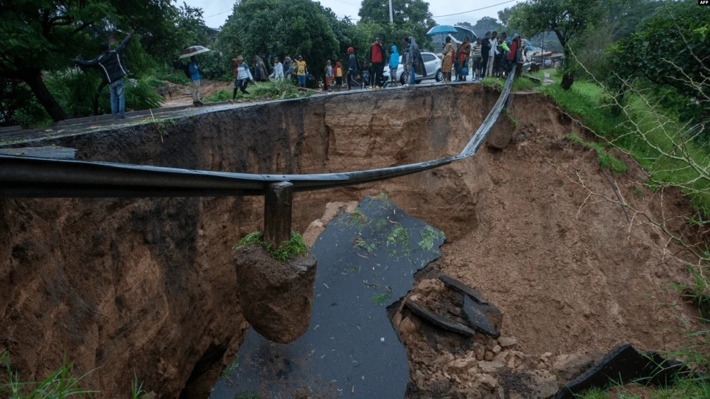 https://www.voanews.com/a/malawi-suspends-schools-as-cyclone-freddy-kills-40-/7002673.html?utm_source=dlvr.it&utm_medium=twitter