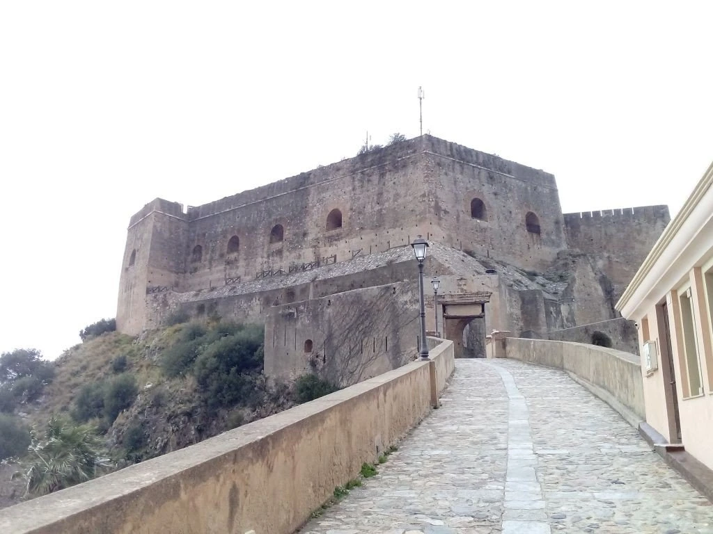 san-giovanni-mesaioniko-kastro.jpg san-giovanni-mesaioniko-kastro.jpg
