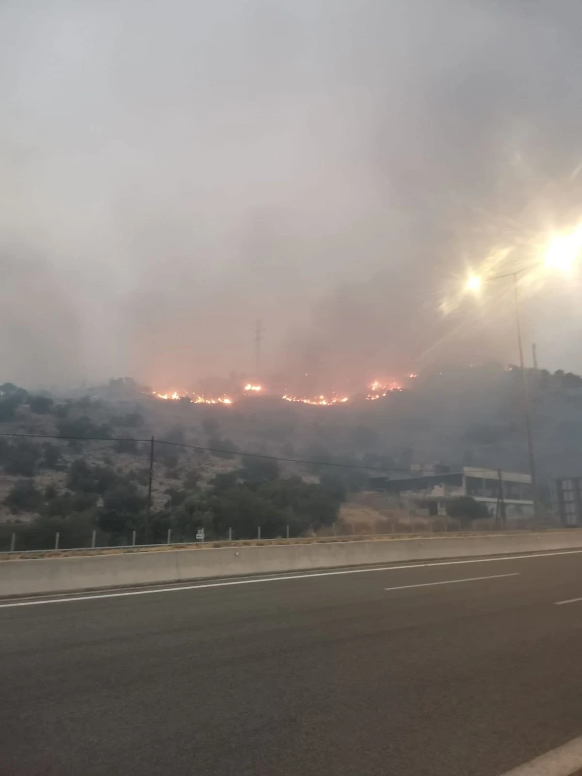 Η φωτιά πάνω από την Εθνική Οδό στη Νέα Πέραμο