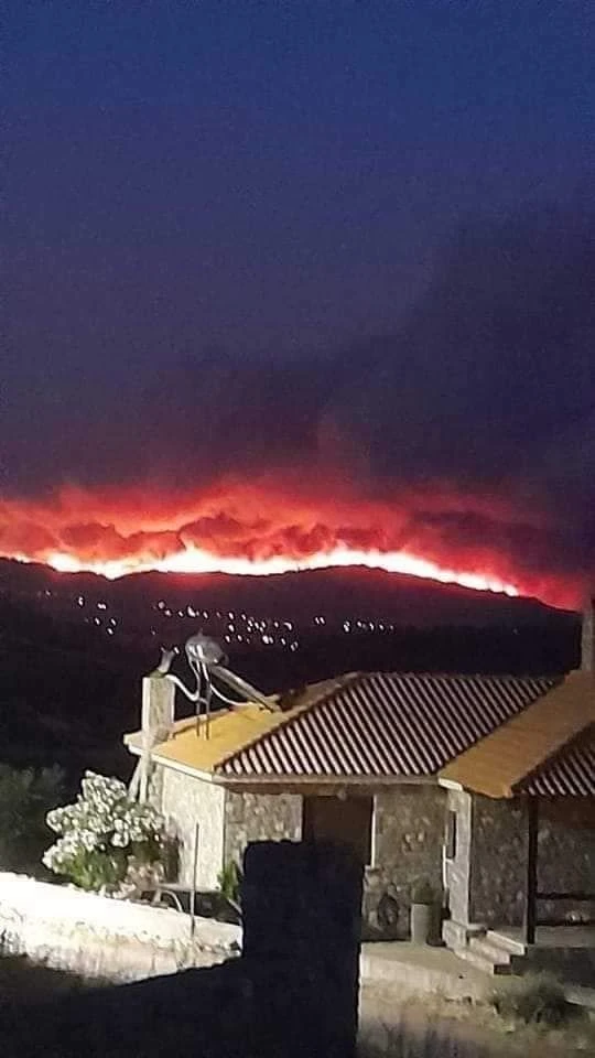 Λήψη της πυρκαγιάς στα Δερβενοχώρια από τα Βίλια