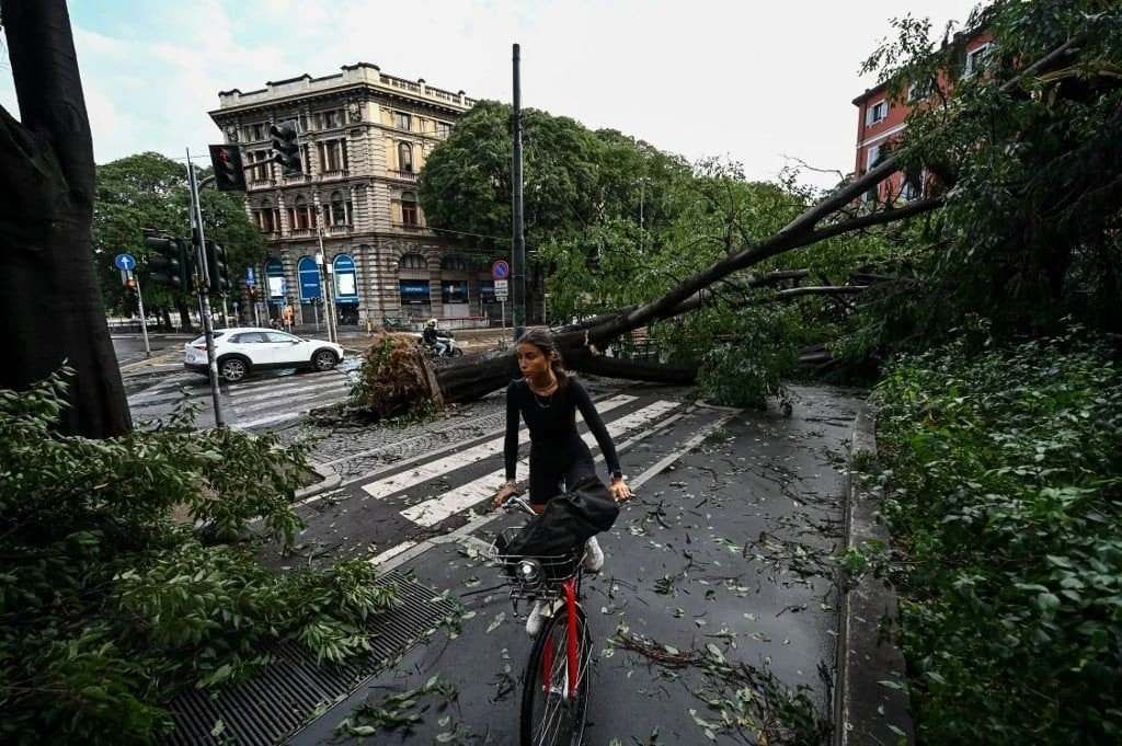 Εικόνα από το Μιλάνο: https://www.thelocal.com/20230725/two-dead-after-flooding-and-storms-hit-northern-italy/