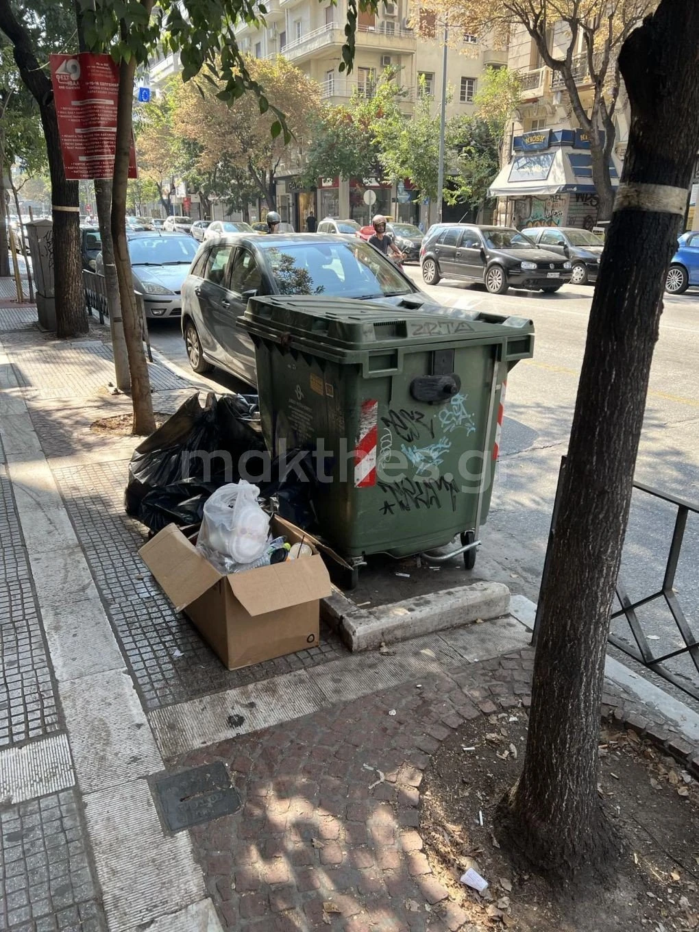 Σκουπίδια έξω από τον άδειο και άπλυτο κάδο στην Τσιμισκή στο ύψος της Διαγωνίου