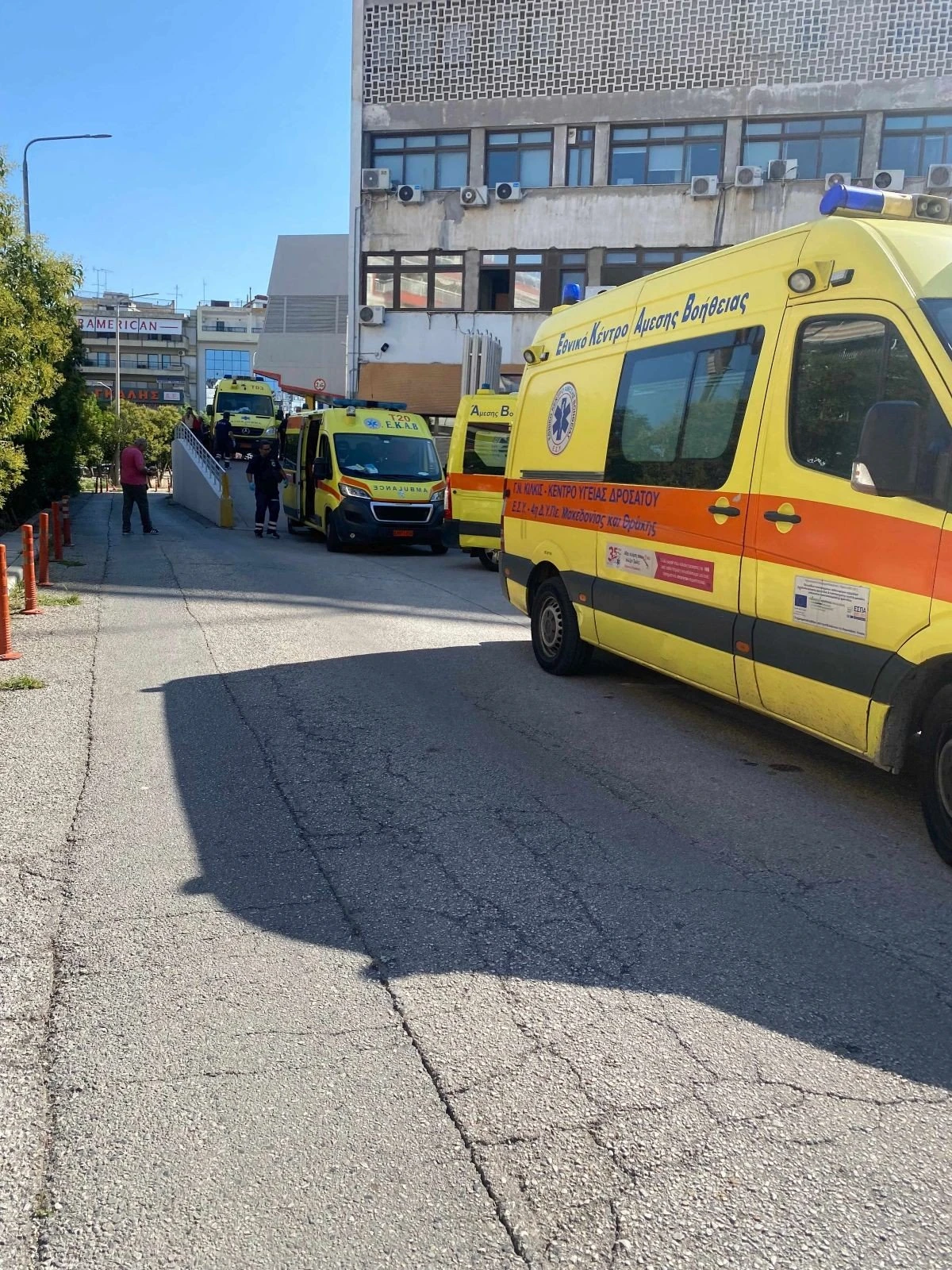 Ασθενοφόρα που μετέφεραν τραυματίες στο Ιπποκράτειο - eurokinissi.gr