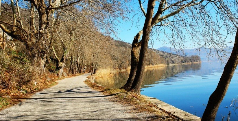 Φωτογραφία αρχείου από τη λίμνη Ορεστιάδα στην Καστοριά