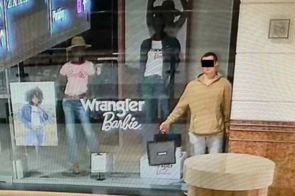 Στιγμιότυπο από τις κάμερες ασφαλείας - Πηγή: https://images.thefirstnews.com/1000x667/5zcmi2ktx83palowzwscm.jpeg