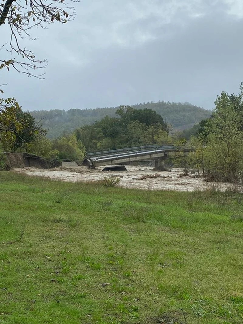 Η γέφυρα στην Πάρμα - Πηγή: https://www.ansa.it/english/news/general_news/2023/10/30/bridge-collapses-as-more-extreme-weather-batters-italy_2e40b8ea-a9ff-4d61-94c9-cd87894e1a0d.html