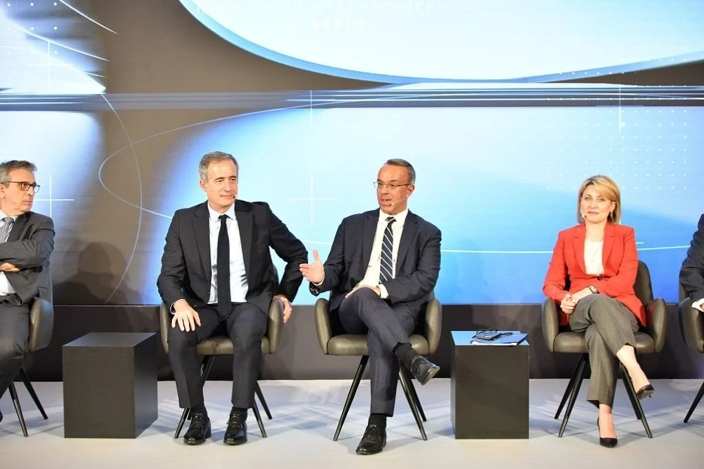 Δεξιά η κα Αλεξοπούλου