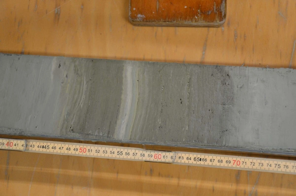 Τμήμα γεώτρησης από τον βυθό κατά την προηγούμενη αποστολή. Δείχνει τα ιζήματα που αποτέθηκαν στον Αιγαίο Πέλαγος μεταξύ περίπου 9.000 και 7.000 έτη πριν από σήμερα. Τα σκούρα στρώματα αντιπροσωπεύουν μια περίοδο, οπότε υπήρχε πολύ λίγο οξυγόνο στο νερό και τον πυθμένα σε όλο το Αιγαίο Πέλαγος.