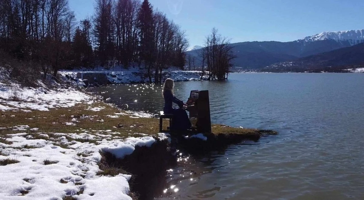 iptameni-pianistria2.jpg iptameni-pianistria2.jpg