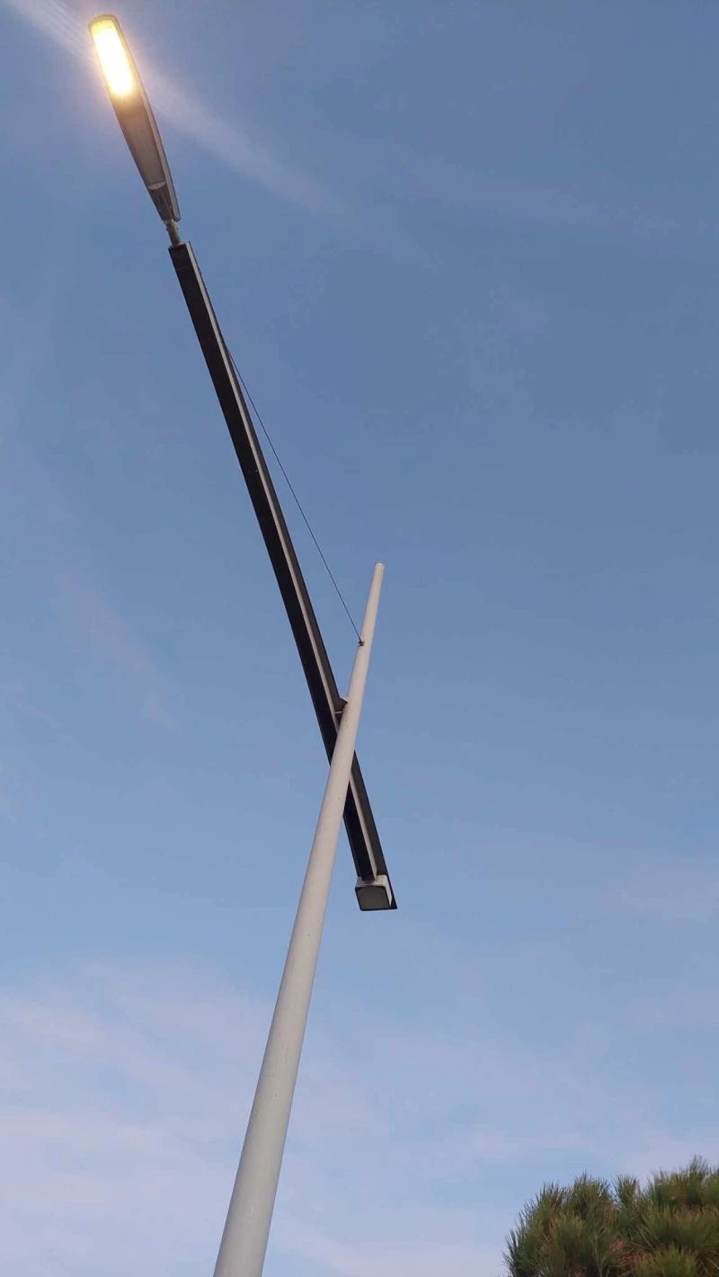 Η μία λάμπα ανάβει αλλά η δεύτερη στην πίσω πλευρά όχι