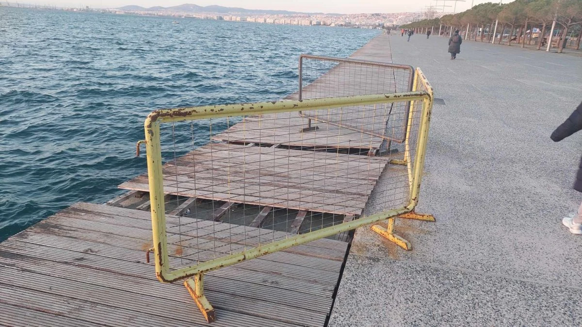 Το ξύλινο ντεκ στο σημείο όπου προσέκρουσε για δεύτερη φορά το «Βέλος» τον Νοέμβριο του 2023