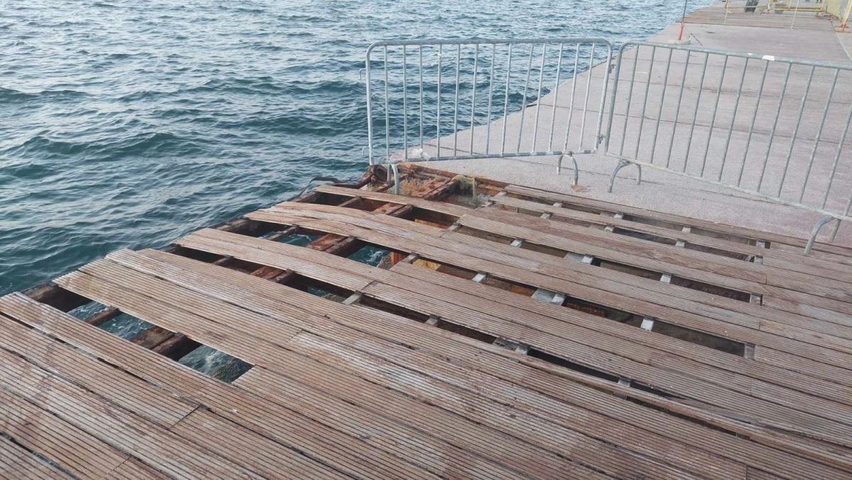 Το ξύλινο ντεκ στο σημείο όπου προσέκρουσε για δεύτερη φορά το «Βέλος» τον Νοέμβριο του 2023