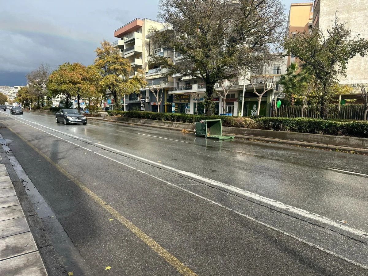 Κάδος παρασύρθηκε στη λεωφόρο Κ. Καραμανλή