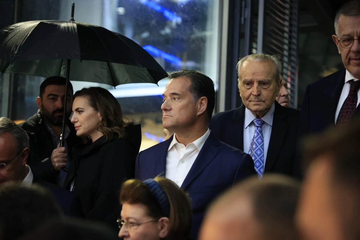 Πίσω με την μπλε γραβάτα ο Σ. Κούβελας