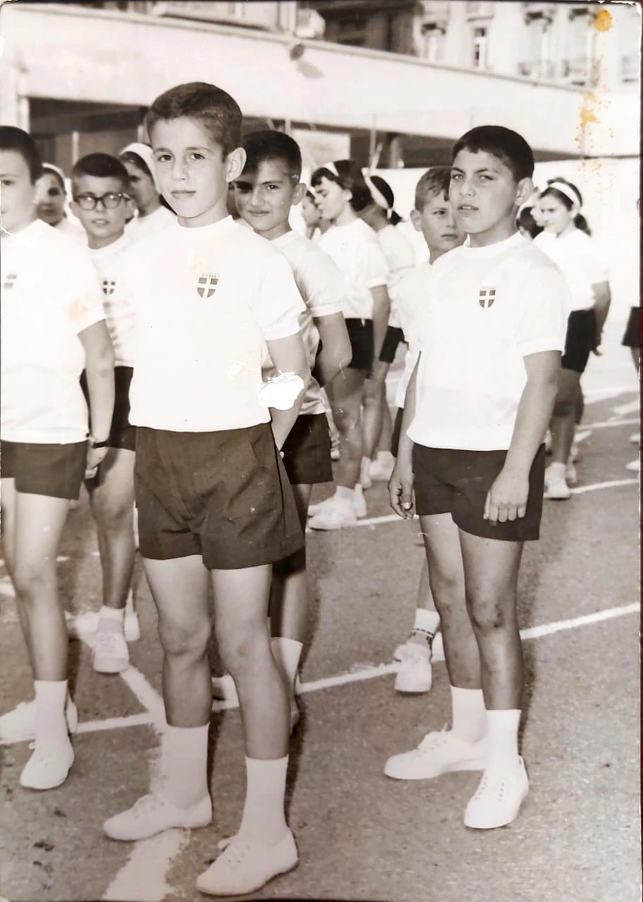 Σε γυμναστικές επιδείξεις στο 58ο δημοτικό (διακρίνεται αριστερά)