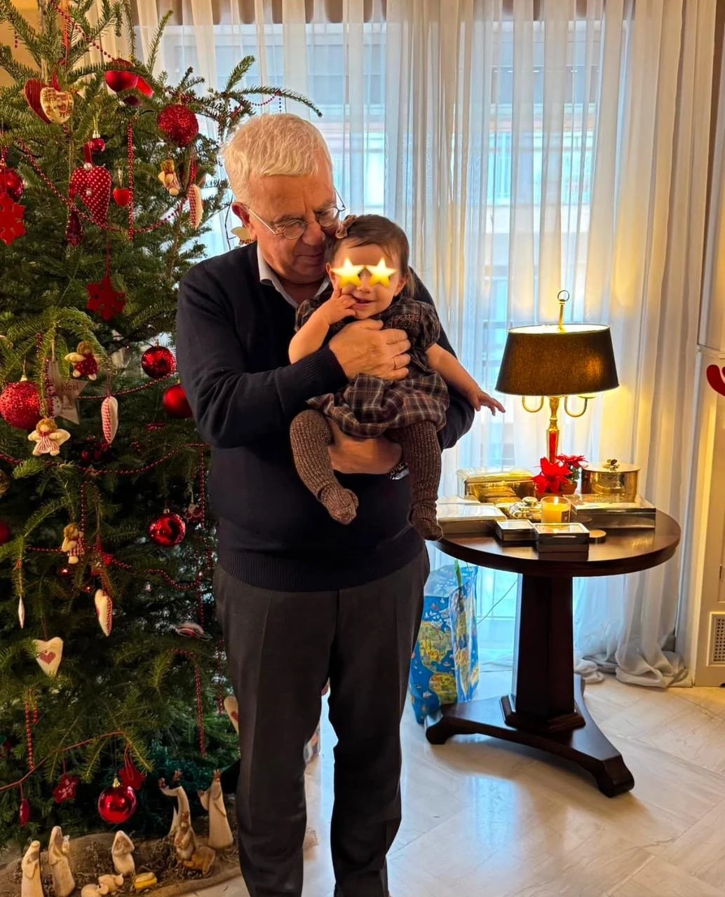 Ως χαζοπαππούς με την εγγονή του Ρουμπίνη αγκαλιά 