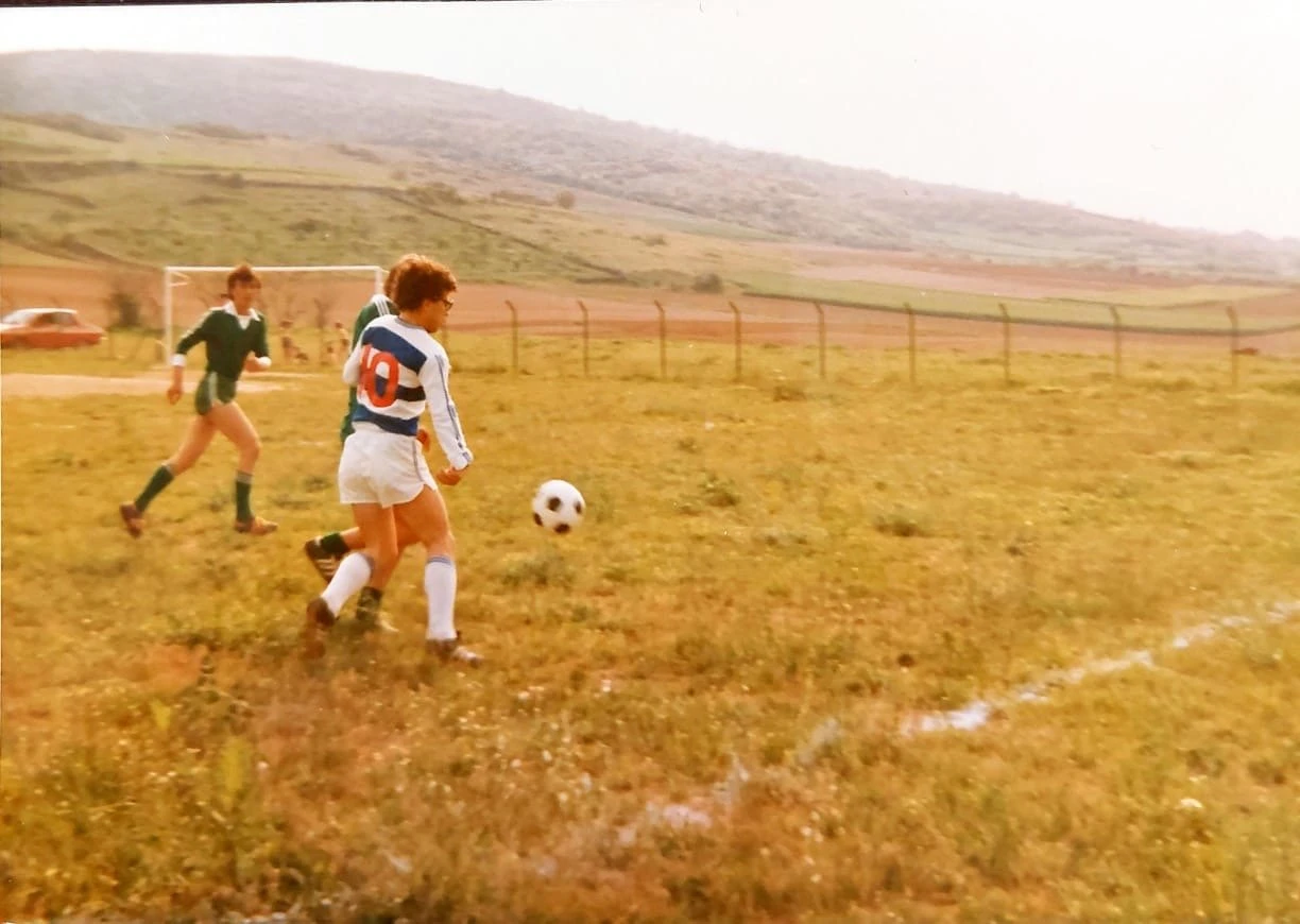 Πιτσιρικάς, ως μπαλαδόρος με το νούμερο 10 στην πλάτη