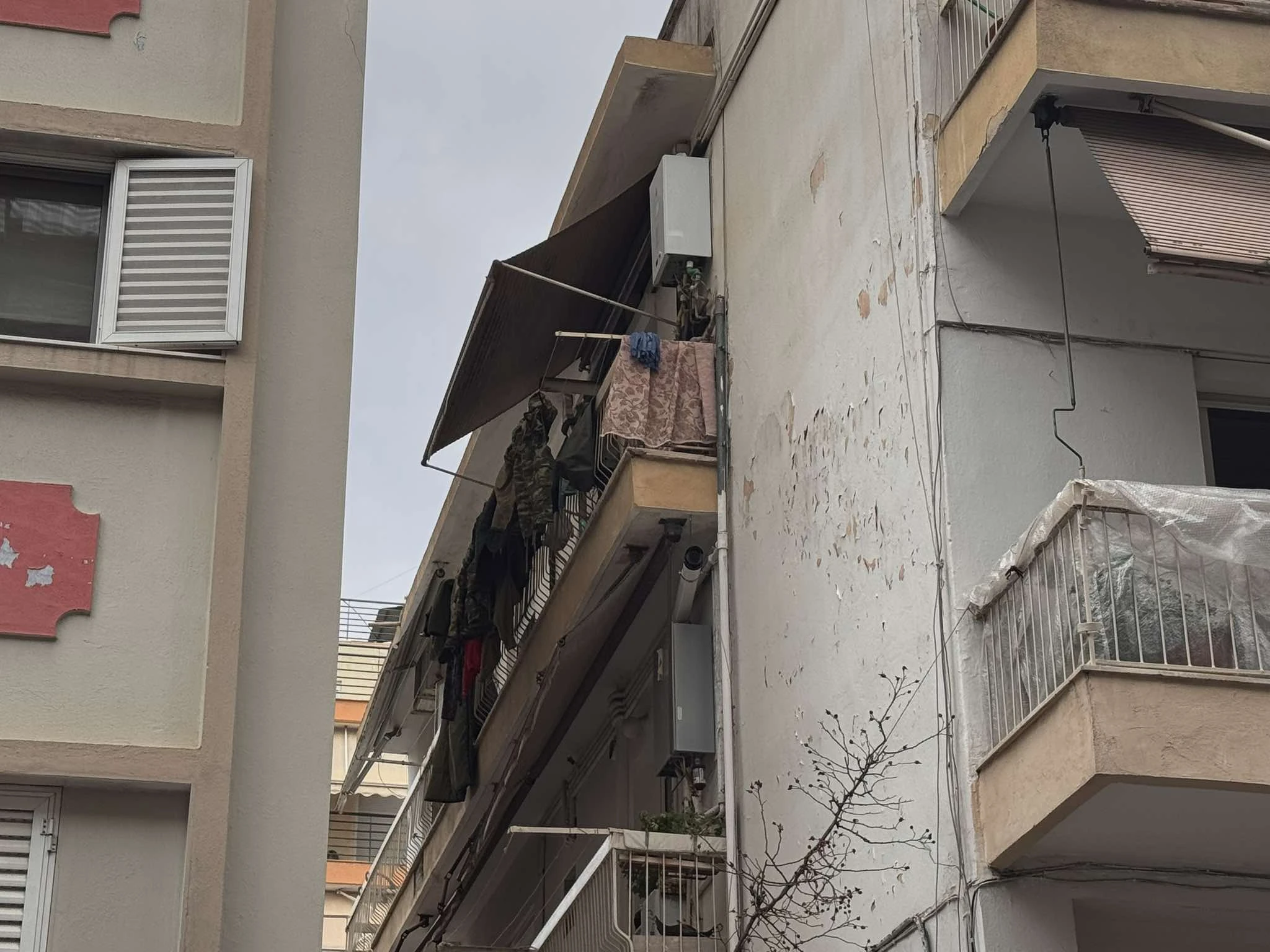 Ακόμα είναι απλωμένα τα στρατιωτικά ρούχα του 23χρονου στο σπίτι του στις Συκιές. 