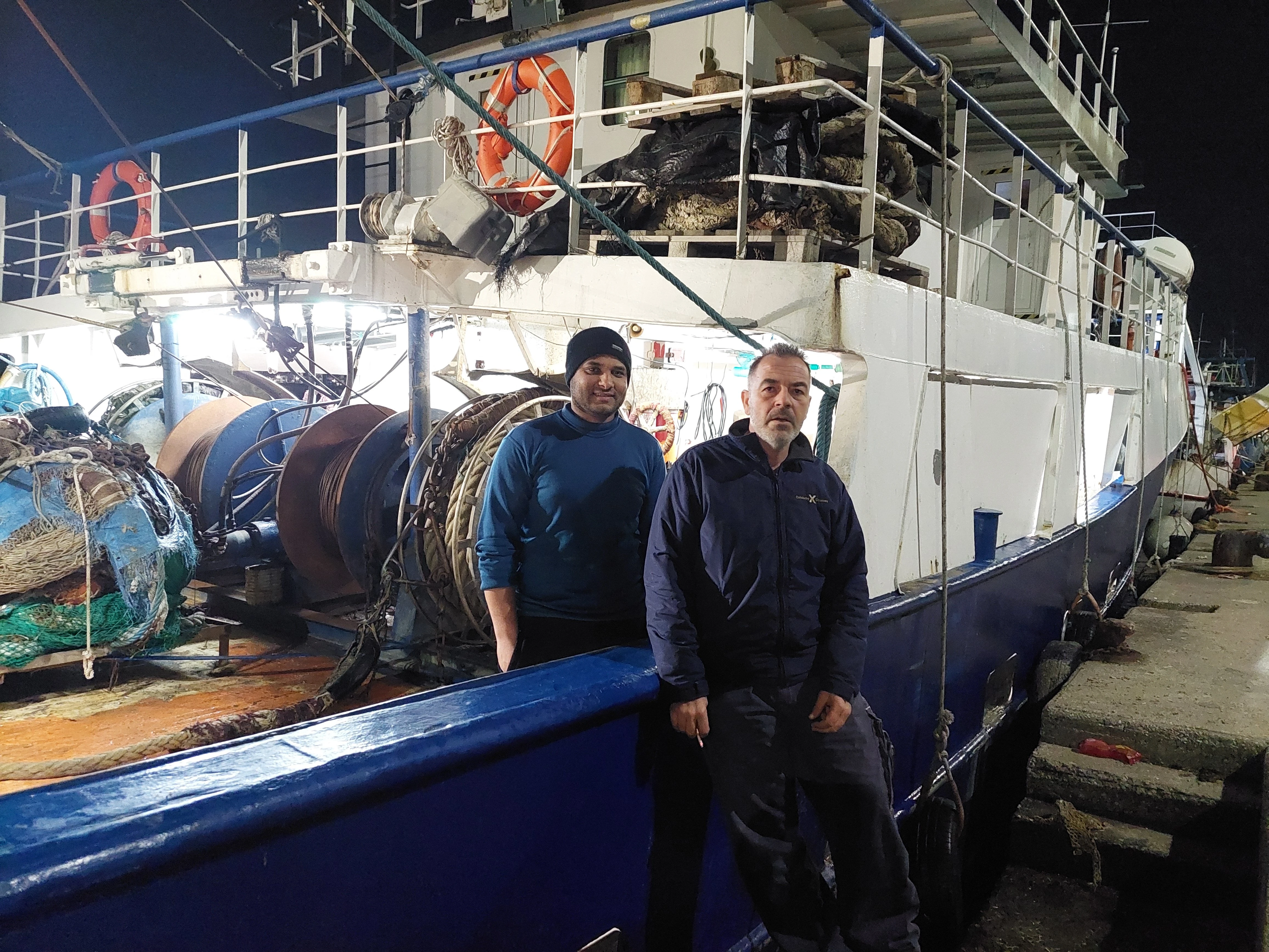 Ο Αιγύπτιος αλιεργάτης Μοχάμεντ (Χαμάντι) μαζί με τον πλοιοκτήτη και καπετάνιο Μ. Τσουρού (έξω από το καϊκι) 