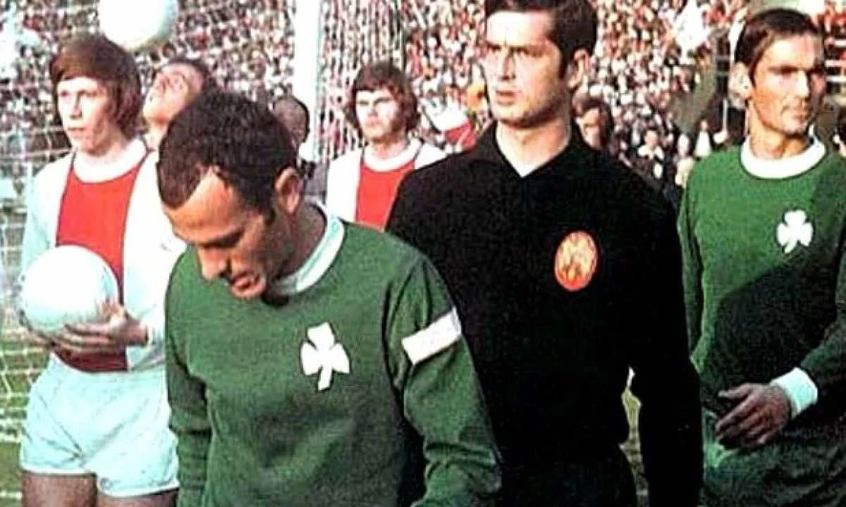 Μπαινοντας πίσω απόν Μίμη Δομάζο στο Γουέμπλεϊ.