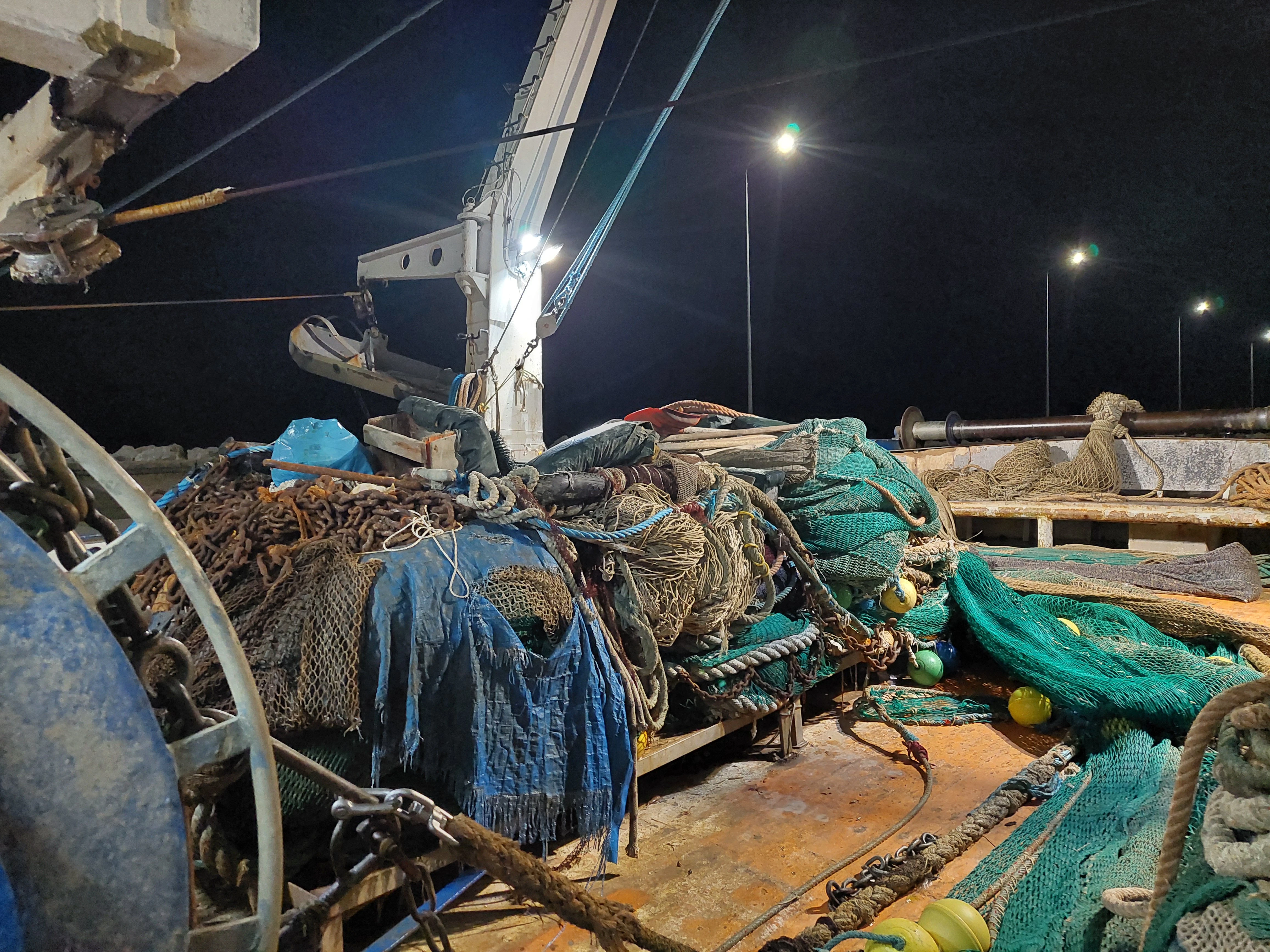 Τράτες, αλυσίδες και σχοινιά που χρησιμοποιούνται από τις ανεμότρατες 