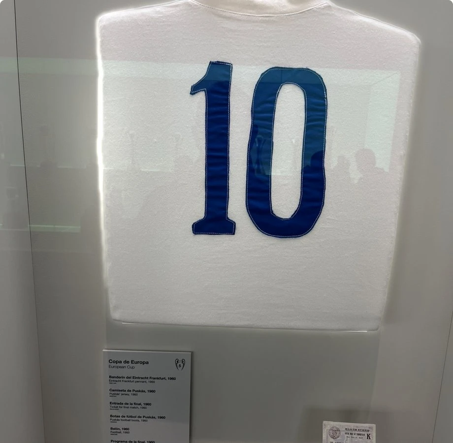 Η φανέλα του Φέρεντς Πούσκας με το νούμερο 10 που ο μυθικός άσος φορούσε το 1960. Χρονιά που η Ρεάλ Μαδρίτης κατέκτησε το κύπελο πρωταθλητριών Ευρώπης νικώντας 7-3 την Άιντραχτ Φρανκφούρτης με 7-3, με τέσσερα γκολ του Πούσκας και τρία του Ντι Στέφανο.
