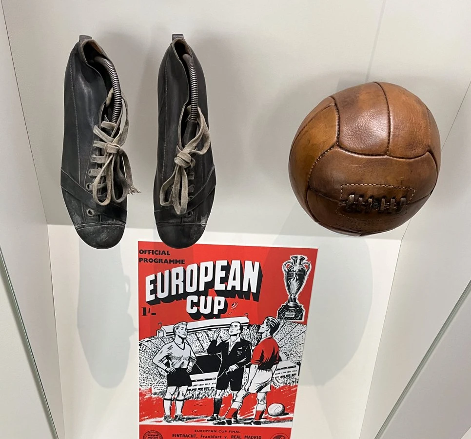 Το πρόγραμμα του τελικού του 1960 Ρεάλ-Άιντραχτ, τα παπούτσια που φορούσε ο Πούσκας και μία μπάλα του 1960.