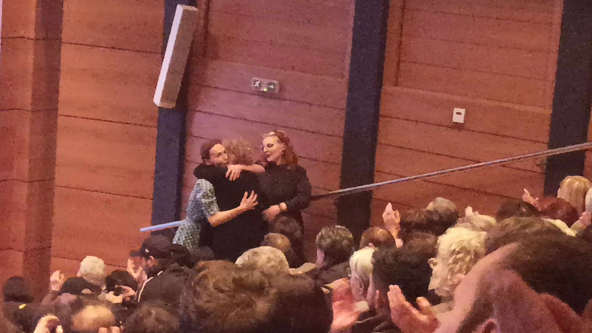 Η Δώρα Χρυσικού αγκαλιάζει τη Μάγδα Φύσσα