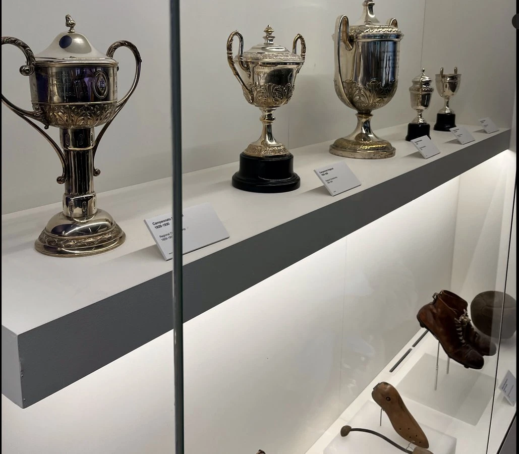 Ατελείωτη τη βρήκαμε την τροπαιοθήκη.