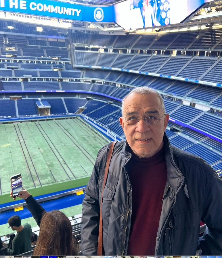 Βγάλαμε και μία αναμνηστική φωτογραφία με φόντο τις άδειες κερκίδες του Μπερναμπέου.