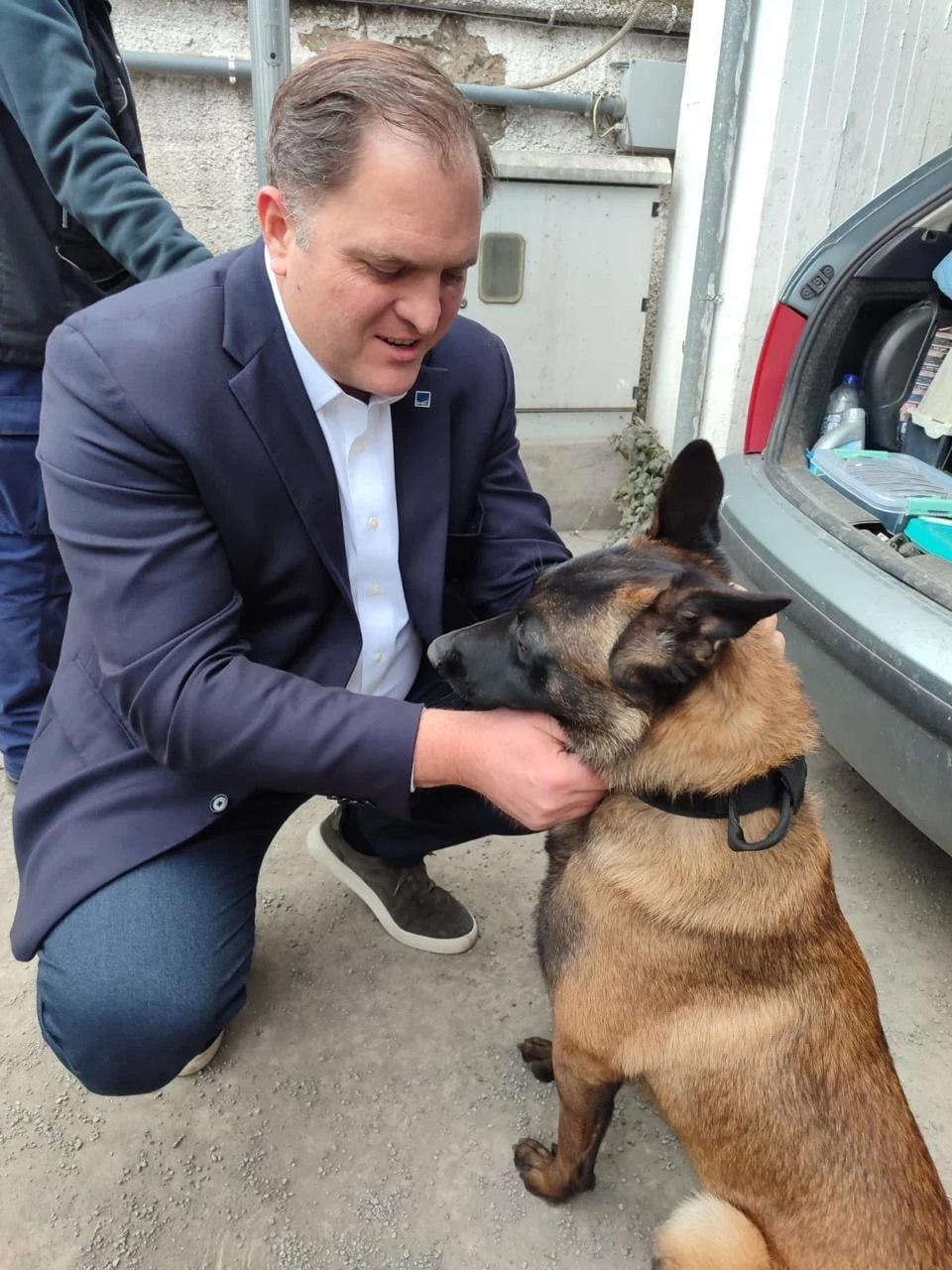 Με τον σκύλο ανιχνευτή Μάγκνουμ κατά την επίσκεψή του στο Τελωνείο των Κήπων