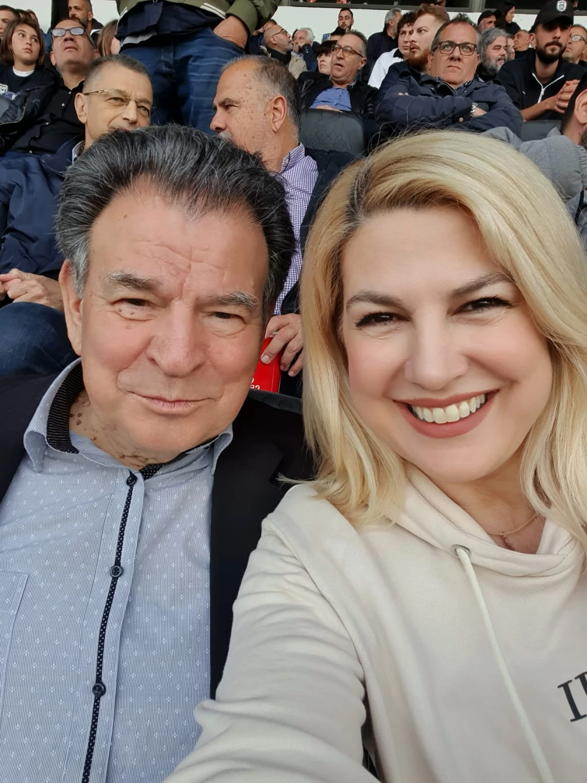 Με την πατέρα της στις κερκίδες της Τούμπας
