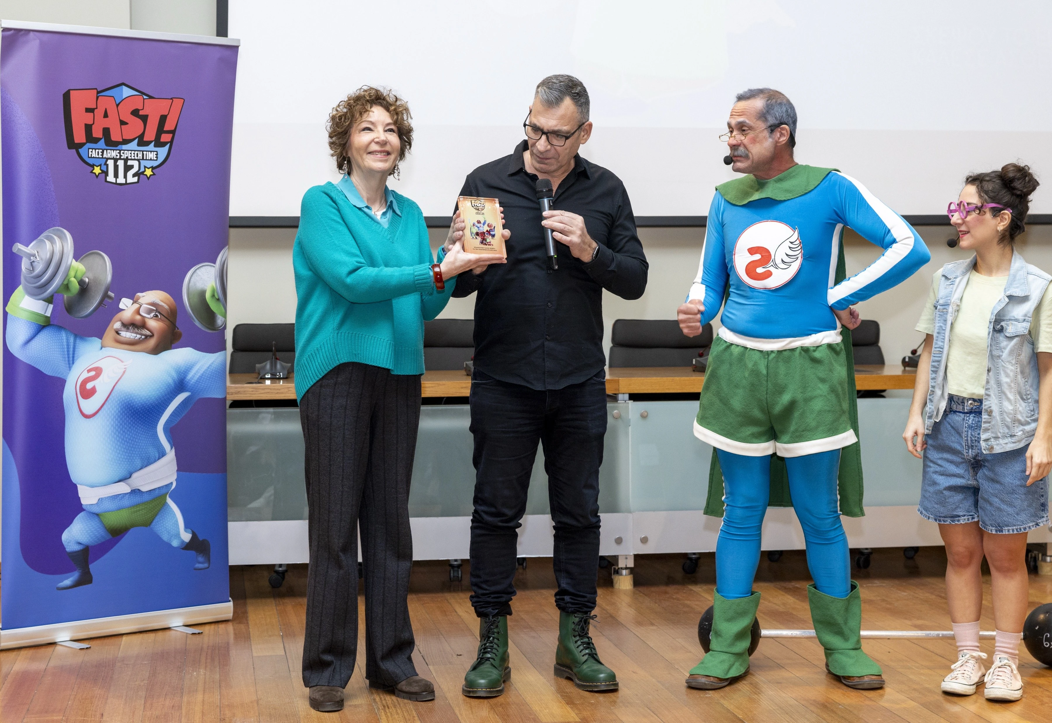  Η Λήδα Παπαδοπούλου απονέμει βραβείο στον Γιάννη Σερβετά για την υποστήριξη του στο Παγκόσμιο Εκπαιδευτικό Πρόγραμμα ΧΟΠΑ Ήρωες 112